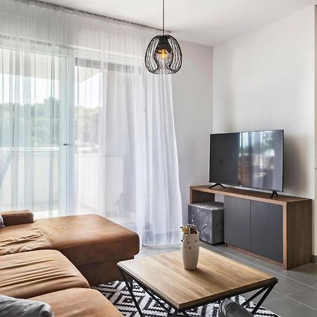 Amazing Apartment In Premantura With Kitchen Exterior foto