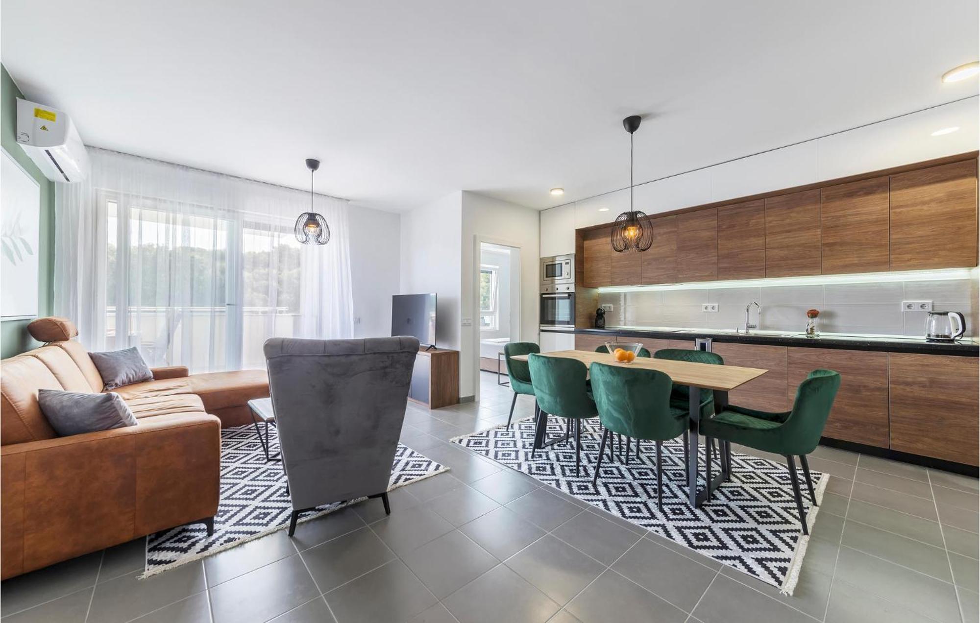 Amazing Apartment In Premantura With Kitchen Exterior foto
