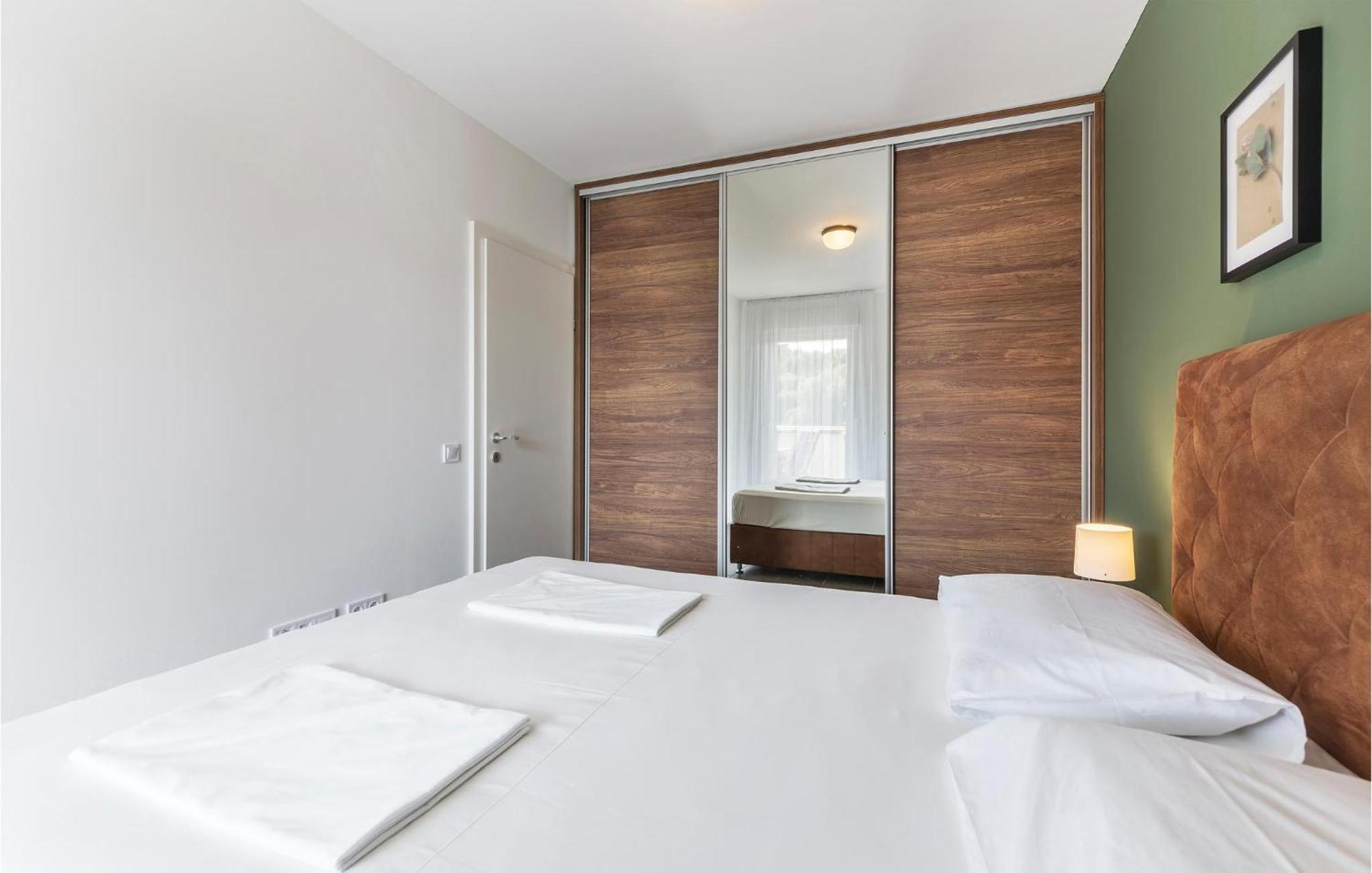 Amazing Apartment In Premantura With Kitchen Exterior foto