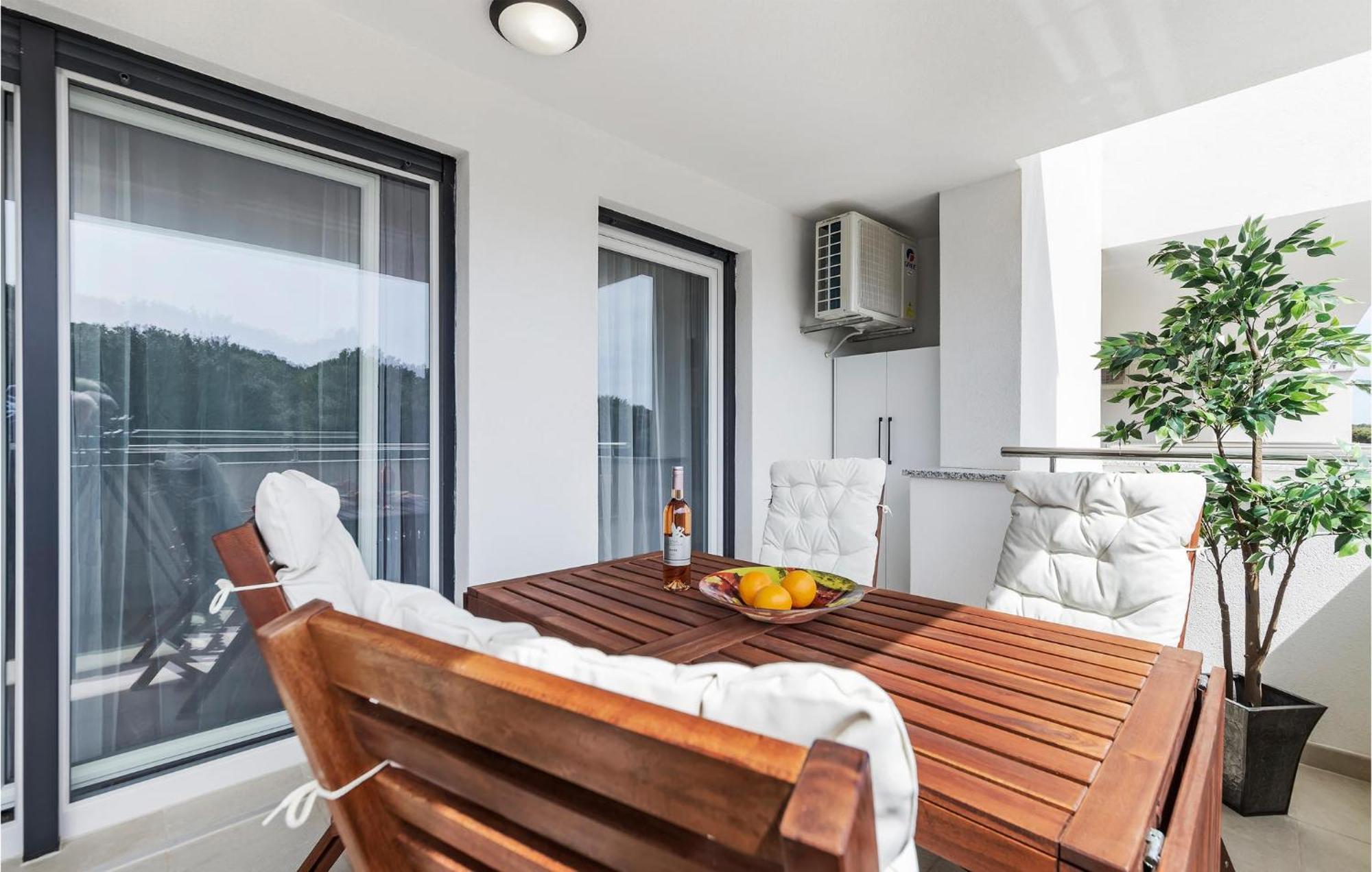 Amazing Apartment In Premantura With Kitchen Exterior foto