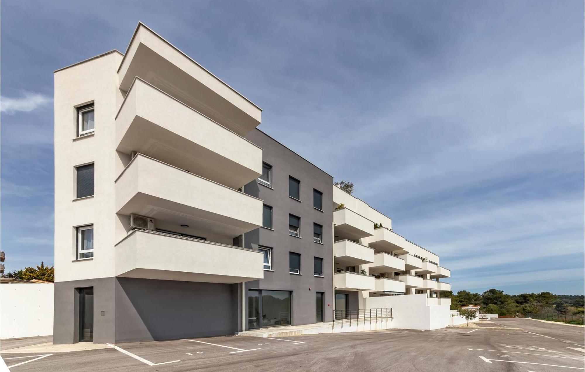 Amazing Apartment In Premantura With Kitchen Exterior foto